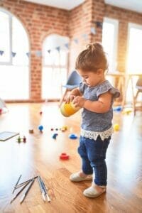 Quelques idées de matériaux pour parcours de motricité pour bébé :  - Des balles en plastique colorées - Des anneaux en plastique - Des bouteilles en plastique - Des boîtes en plastique - Des tasses en plastique - Du ruban adhésif - Des cure-pipes - Des élastiques - Pièces de monnaie - Des allumettes - Des cartes à jouer  Ces matériaux sont faciles à trouver et peu coûteux. Vous pouvez les utiliser pour créer un parcours de motricité pour bébé dans votre maison.  Le parcours de motricité pour bébé est un excellent moyen de l'aider à développer ses muscles et sa coordination. Il peut être fait avec différents matériaux et peut être adapté à l'âge de votre bébé.