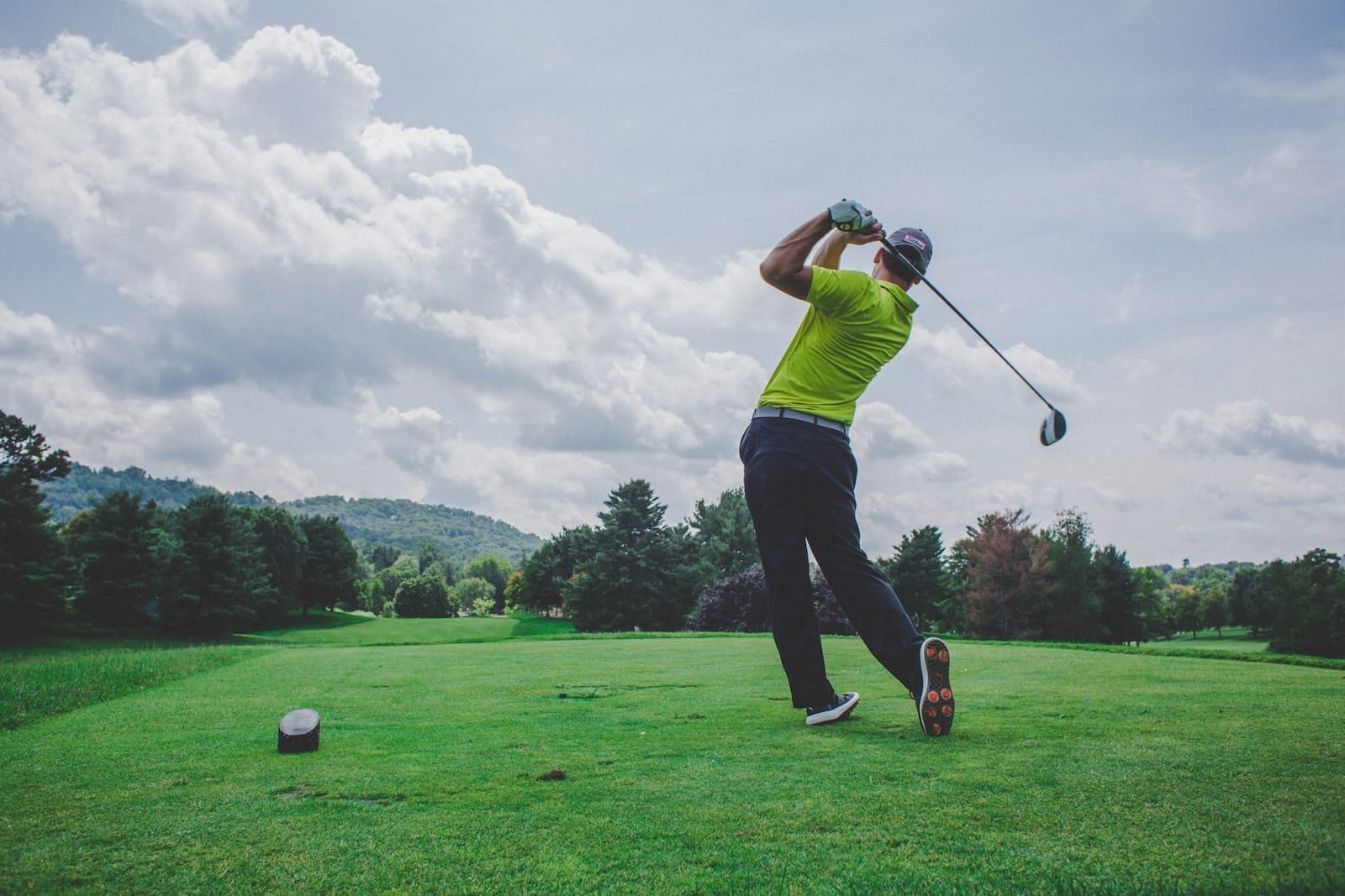 Le golf : un sport idéal pour les arthritiques L'arthrose, cette saleté de maladie dégénérative des articulations, est un véritable fléau pour bon nombre d'entre nous. À un certain âge, on a tous une tante ou un oncle qui souffre d'arthrose, parfois même nos propres parents. C'est dur de les voir grimacer à chaque mouvement, de les entendre pestez contre leurs douleurs aux genoux, aux hanches ou aux mains. Heureusement, même quand on est arthritique, on peut continuer à bouger ! Le sport est indispensable pour garder nos articulations en forme et limiter la casse. Et justement, il existe un sport réputé particulièrement indiqué pour les personnes souffrant d'arthrose : le golf ! Le golf, un sport doux et adapté Contrairement aux idées reçues, le golf ne se résume pas à taper dans une balle avec un gros bâton. C'est un sport complet, qui fait travailler le corps entier de manière progressive. Les déplacements se font à son rythme, en marchant tranquillement sur le parcours. Pas besoin de courir dans tous les sens ! Côté gestuelle, le golf sollicite plein d'articulations mais sans gestes brusques ni impacts violents. On évite ainsi de brutaliser nos précieuses articulations. Le poignet, les épaules, les hanches : tout est mobilisé en douceur. Même nos mains sont ménagées, avec un choix adapté de grip et de matériel pour éviter de trop les malmener. Des bienfaits prouvés De nombreuses études scientifiques ont démontré les effets positifs du golf sur l'arthrose. En renforçant les muscles autour des articulations, cela diminue les douleurs et améliore la mobilité. J'ai moi-même vu les effets spectaculaires du golf sur la hanche de ma tante Josiane. À force de taper la balle sur le practice, elle a beaucoup moins mal et se déplace beaucoup mieux. Elle qui avait du mal à marcher, la voilà qui enchaîne les parties de golf ! Alors si vous souffrez d'arthrose, je ne peux que vous conseiller d'essayer le golf. Même en débutant, prendre quelques leçons et taper doucement la balle fera déjà du bien à vos articulations. Et en plus, c'est un excellent moyen de prendre l'air et faire de belles rencontres. Lancez-vous, vos genoux vous diront merci ! Choisir le bon équipement Pour pratiquer le golf sans brutaliser ses articulations, il est primordial de bien choisir son équipement. Voici quelques conseils pour vous équiper de manière adaptée : Les bons clubs Optez pour des clubs légers, avec des shafts souples. Les grips oversize permettent aussi de moins solliciter les mains et poignets. Privilégiez des clubs dotés de technologies anti-vibrations, pour éviter les chocs douloureux au niveau des articulations. Les bons vêtements Portez des vêtements souples qui ne serrent pas les articulations. Choisissez des chaussures de golf à semelles amortissantes et maintien de la cheville. Elles éviteront les faux-mouvements et absorberont les chocs. Les bons accessoires Utilisez un chariot électrique pour vous déplacer sans effort sur le parcours. Optez pour des tees souples qui ménagent poignets et épaules au départ. Avec le bon matériel, vous pourrez swinguer en toute sérénité et préserver vos articulations ! Adopter les bons gestes En golf, la technique est primordiale pour ménager ses articulations. Voici quelques conseils pour adopter une gestuelle adaptée : Échauffement Avant de jouer, pensez à bien vous échauffer pour mobiliser vos articulations en douceur. Des exercices d'assouplissement et d'étirements prépareront vos muscles et articulations à l'effort. Alignment Placez-vous bien face à la balle, les pieds et hanches alignés. Cela évitera les torsions qui malmènent le dos et les hanches. Amplitude Faites des swings souples et harmonieux, sans chercher à forcer. Évitez les amplitudes extrêmes qui risquent de malmener les articulations. La fluidité et la régularité sont vos meilleures alliées pour préserver votre corps. Avec une bonne préparation et des gestes maîtrisés, vous pourrez jouer au golf en toute sérénité malgré vos problèmes articulaires. Le plaisir du jeu en prime !